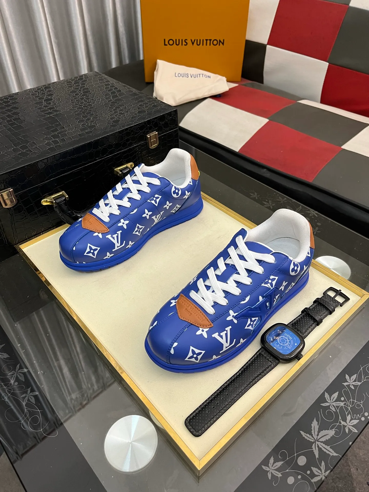 Men's shoes 💰700⌚️⌚️LV TARINE Louis Vuitton x Tyler joint model Donkey brand L family embossed couple style casual sneakers skate shoes original purchase and development This LV Trainer sneaker comes from the Louis Vuitton and Tyler collaboration series. The Monogram pattern and brand logo are transformed into nubuck calf leather embossing and side decoration respectively, witnessing the artist's creative interpretation of classic elements. The deep tones accentuate the complex upper, which requires hours of craftsmanship to complete. Exquisitely packaged at the delivery counter🛍📦 ▪️Fabrics: Original customized first-layer cowhide ▪️Inner lining: Original customized breathable mesh ▪️Outsole: Original open-molded two-color TPU combination outsole ▪️Sole thickness: 3CM ▪️Size: Women's 35-40 / Men's 38-46